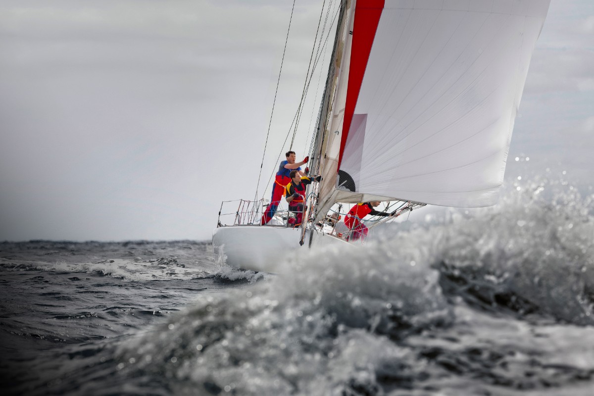 ey-ocean-sailing-race-sailors-hoisting-spinnaker-around-melbourne-australia-background.jpg.rendition.1200.1800