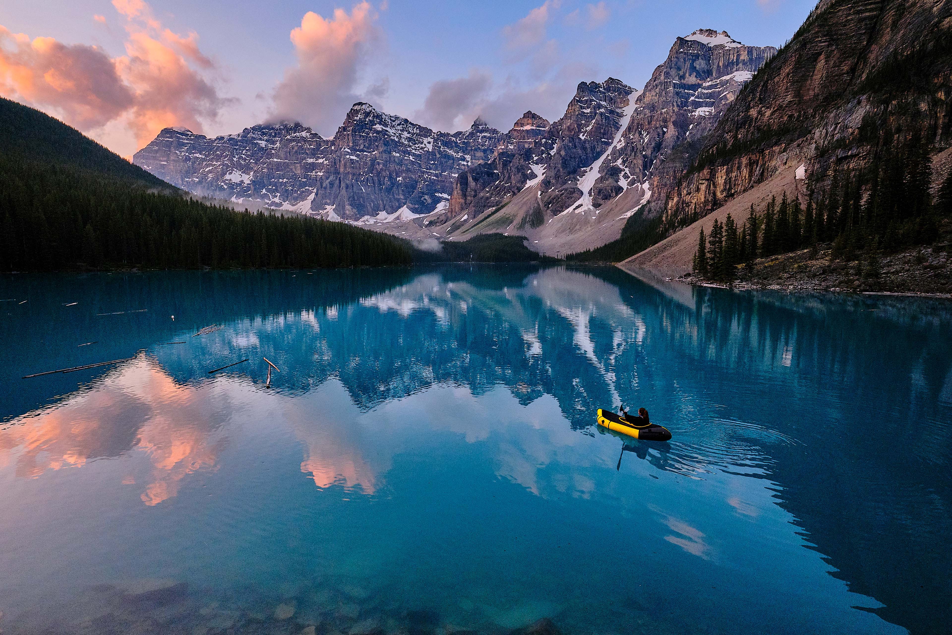 ey-young-woman-kayaks-across-mountain-lake-at-sunrise.jpg.rendition.3840.2560