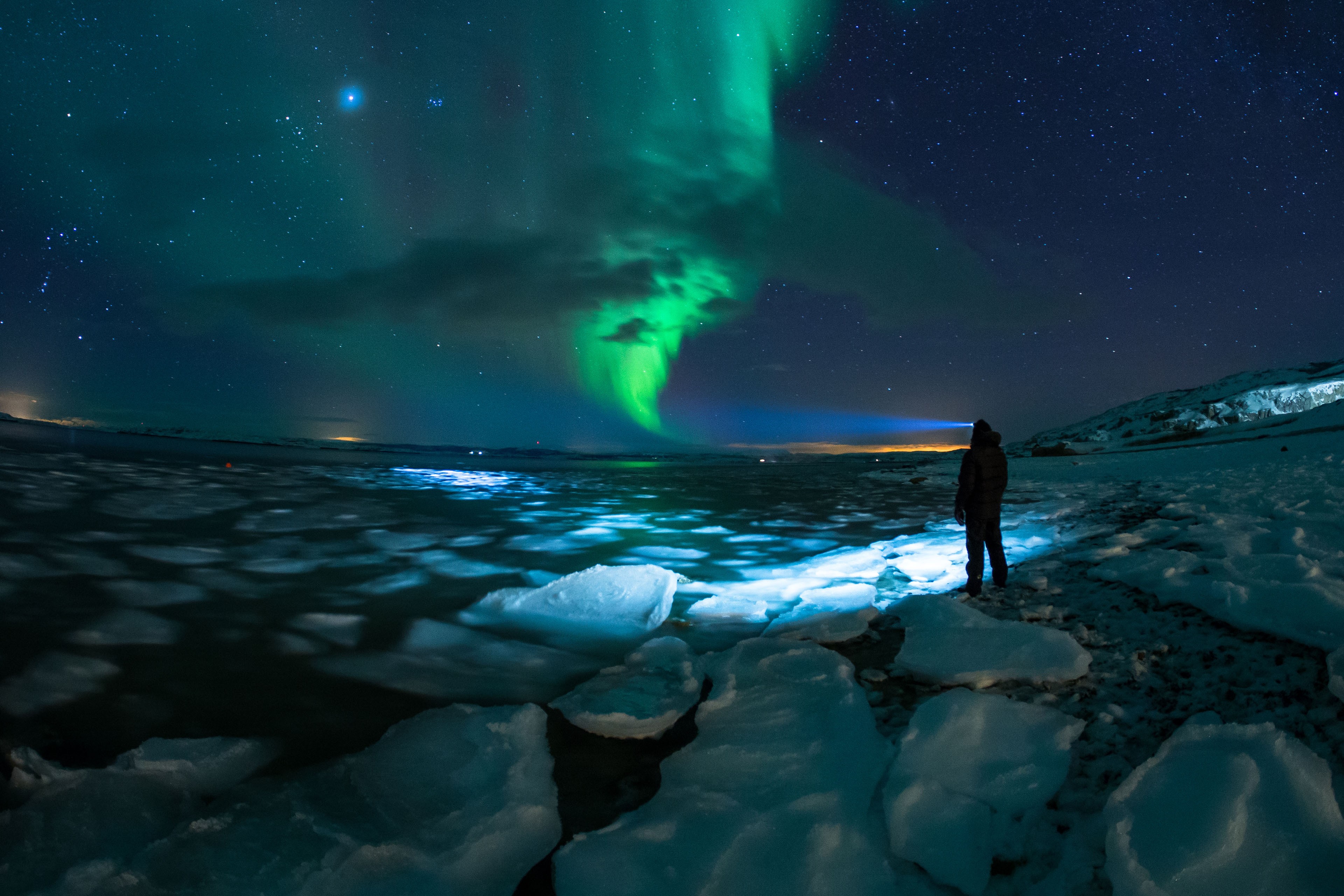 ey-man-watching-a-majestic-aurora.jpg.rendition.3840.2560